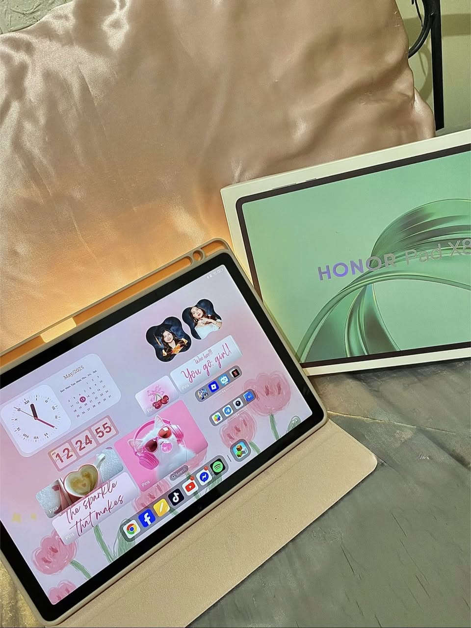 Honor pad x8a 
جديد ومستخدم فقط كم ساعه جبته لاختي ومقبلت تاخذه تريد لون وردي 
اذا ( ويا كفر جيلاتين اصلي وكفره 
الخاص +كيبورد + قلم جوكر خاص + كيبل شاحنه )
كل هالملحقات ب ٢٠٠ وذا وحده ١٨٠ السعر مابي مجاال ابداااا ايباد جديد ونضيف وكلش حلو 
+ اراوس ب ايباد وردي بس كون هم جديد للتواصل 

واتساب /*********** 💕💕
