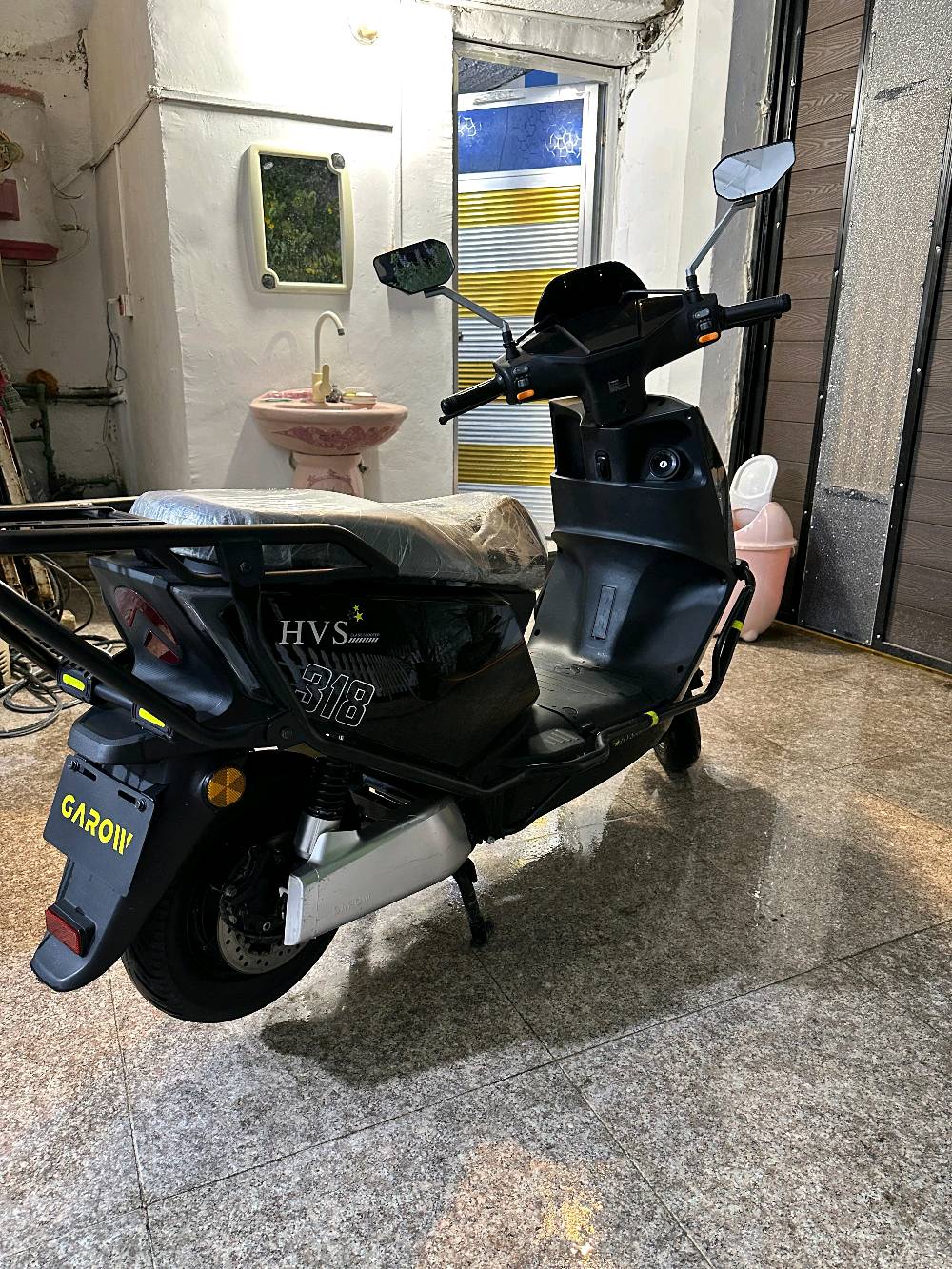 دراجة شحن CAROW 
دراجة شحن دراجة كهربائية 
اللون مميز
موجود درع وصندوق خارجي فيه 
من ماركة HVS 318
نضام 3 سرع  والسرعة الرابعة سبورت 
السرعة القصوى 120
دراجة بعدهي جديده 
تمشي بالشحنة الواحده 70 كيلو بالشاشة حسب الوزن او اكثر
6 بطاريات 
نضام حساسات جانبية وخلفية 
مانع للسرقة  
گلوبات عالي ناصي قوي
أشاير يمنى ويسرى 
دبل اشارة 
الكهربائيات كلهن شغالة 
الشاحنة الاصلية تدعم الشحن السريع 
هورن عالي
مرايات
صندوق كبير داخلي 
تحتوي على صندوق كبير خارجي
الملف 2500 حقيقي 
🔴السعر800 الف وبيهة مجال 
العنوان : البصرة : الامن الداخلي
الرقم : ***********