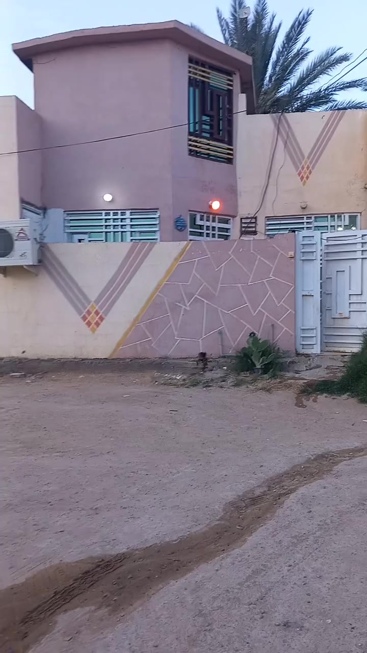 السلام عليكم بيت للبيع طابو زراعي ٢٥ مساحه ١٠٠ متر طريق كربلاء على شارع بغداد عمود ١٨٨ للإستفسار ***********
