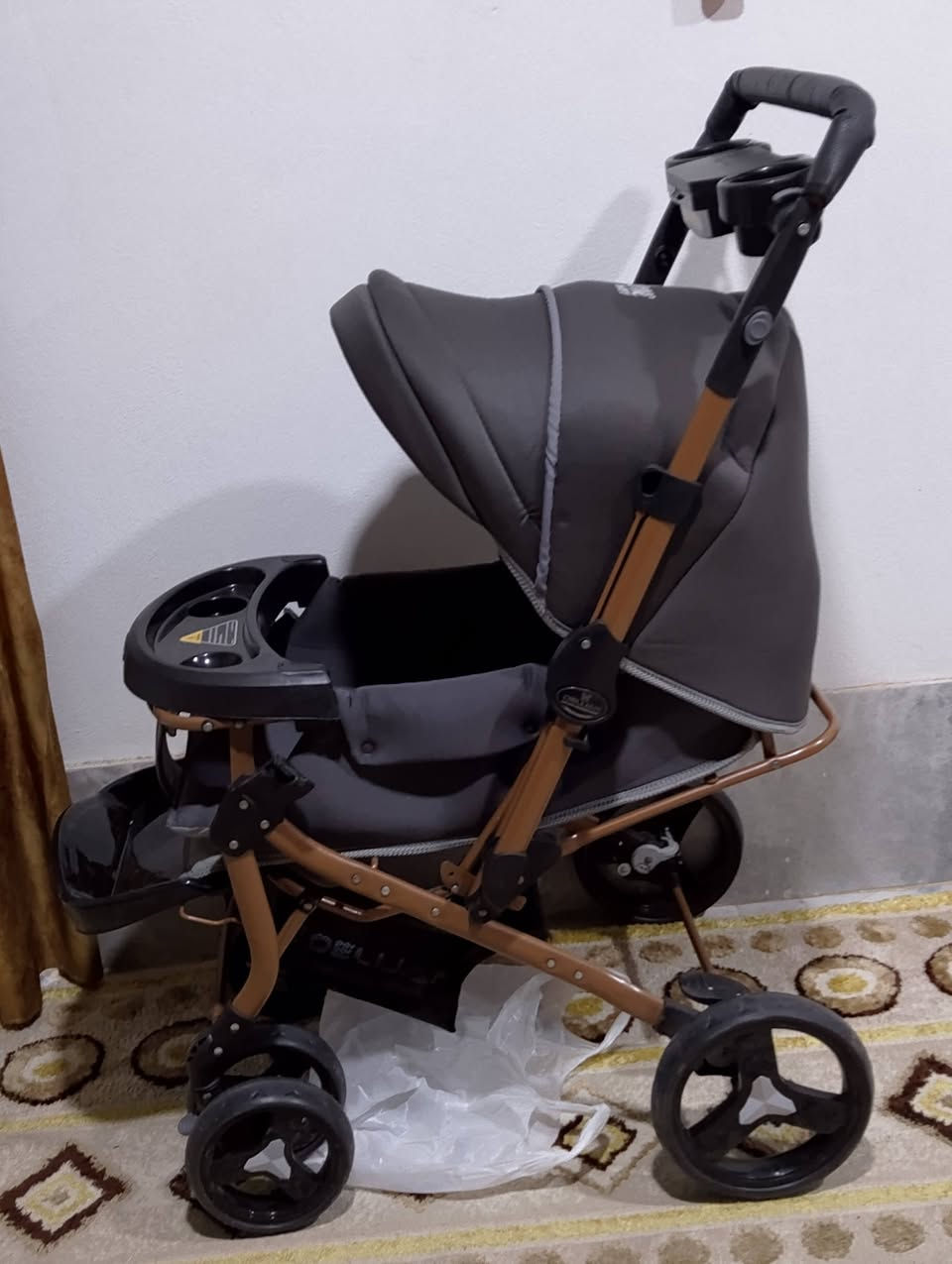 عربانه طفل ماركه دليجان المعروفه 
‏العربانه ضخمه جدا ومقبضها جلد وبيها ثلاث اماكن بيها ممكن تخلين بي مميان ثنين وسناك المقبض يتحول امامي وخلفي بيها نفس السله من جوه تخلين بيها جنطه او مستلزمات الطفل بيها شمسيه تتنزل بشكل كامل الفراش مالتها ديباج دبل طبي ويتوخر وينغسل ويترجع كلش حلو وبيها حزام امان ومن الامام ايضا بيها مكانين للمميه ويرهم ميز طعام للطفل اذا تكعدي ببها بل بيت كلش مريحه + العربانه بيها 3 وضعيات جلوس ومنام واسترخاء والمقبض مال دفع يتطول ويتصغر حسب راحتج وتايراتها دبلات مريحه بل طلعات الطويله متتعب وبيها مكان موضح بل صوره تصعدي يحط الطفل رجليه عليه حته ميتعب ويترجع لوره اذا حاب ينزل رجليه  للعلم العربانه جديده بس مصلحه وممأثر عليها هالشي واريد ابيعها لان اريد اسافر سعرها 50 مكاني نجف حي العسكري الي يريدها يتواصل خاص مباشره ولحد يكسر بسعرها رجائاً 
‏


**إذا كنت صاحب هذا الإعلان وتريد حذفه لأي سبب، رجاءا أرسل رسالة إلى الدعم الفني**