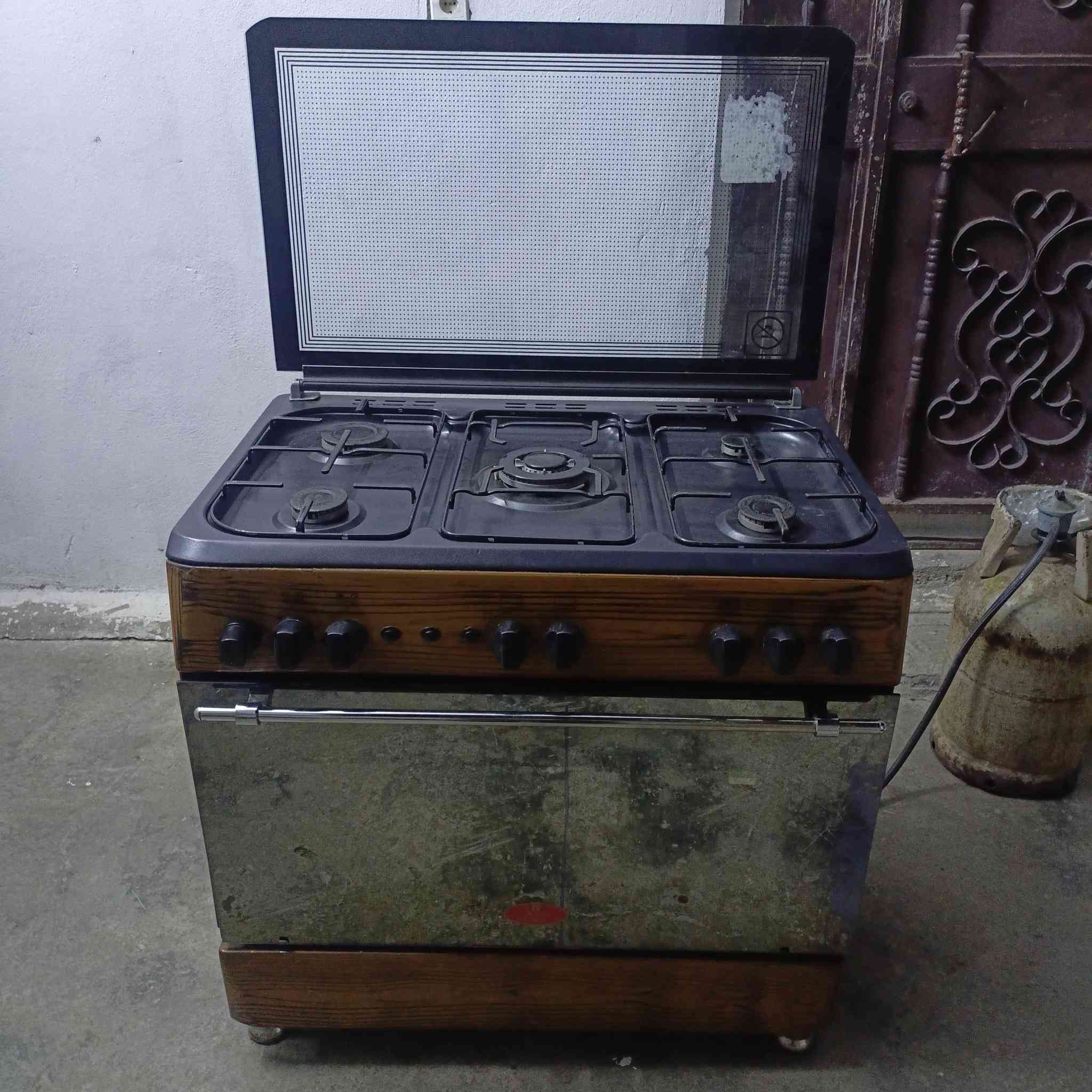 طباخ تركي شرط الشقل فوك وجوه شرط نظافه للبيع السعر 135 المكان كركوك حي العروبه  الاستفسار على هذا الرقم ***********
