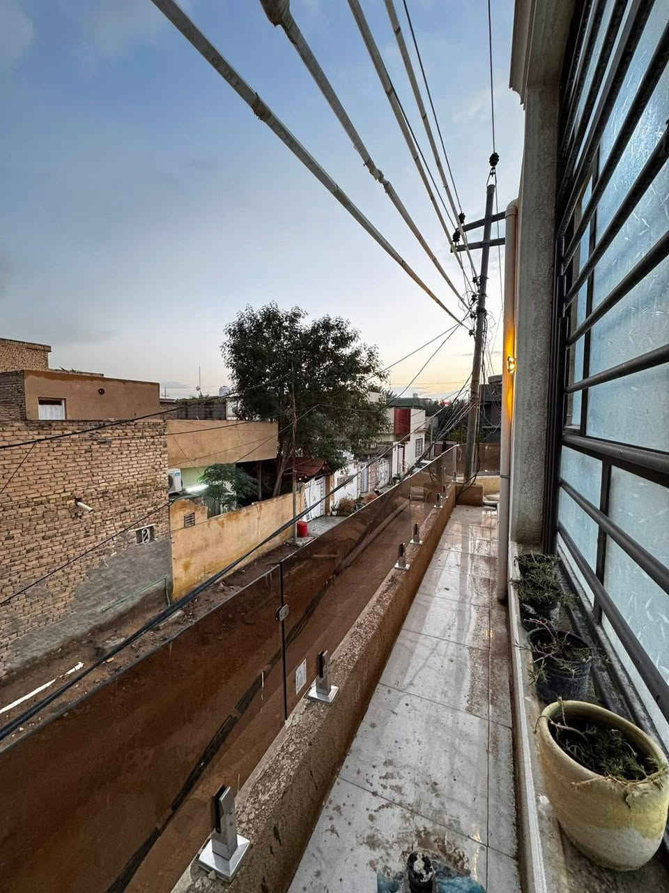 بيت للبيع 85 متر ركن على شارعين
الطابق الأرضي  صاله مطبخ  صحيات

محل 5‎*5مؤجر  محل 3*3 مؤجر 

الطابق الثاني غرفه4*3  غرفة الثانيه 4*5

صالة مع بلكونة مع منور  صحيات

السعر 135 مليون للعلم البيع مع الأثاث  كربلاء مدينة ألعاب الحر يم اسواق المائده
***********
