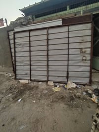جنبر 3قطع ويه سكفه ينصب عل حايط بس 3قطع وسكف ماله نضيف ب 150وبيه مجال ...