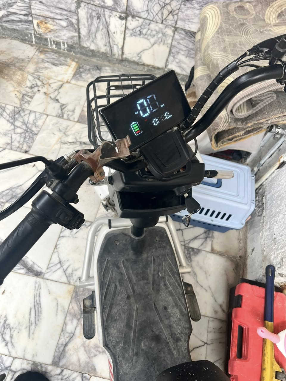 السلام عليكم
بايسكل شحن القياس الصغير 

5بطاريات ممتازات 

البايسكل مستعمل فترة قصيرة ومتروك بلبيت 

سعر حلو 

واتساب 

***********
