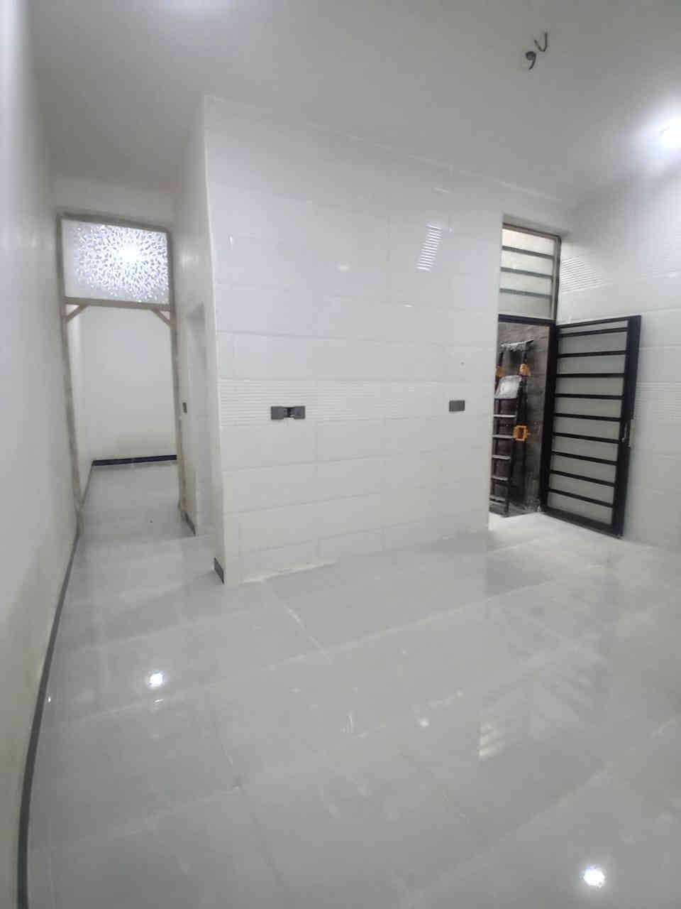 السلام عليكم دار سكن للبيع غير مسكون البناء درجة اولئ في الكوت منطقة حي الحكيم بالقرب من الكورنيش نزلة كالة او نزلة افران الهادي مساحتة 100م البناء طابوق درجة اولى والسقف صب مسلح والارضية والجدران سيراميك ويتكون البيت من غرفة وصالة ومطبخ واستقبال وصحيات داخلية وخارجية ومرقم من قبل البلدية السعر 40 وبي مجال الاستفسار الاتصال على هذا الرقم ***********
