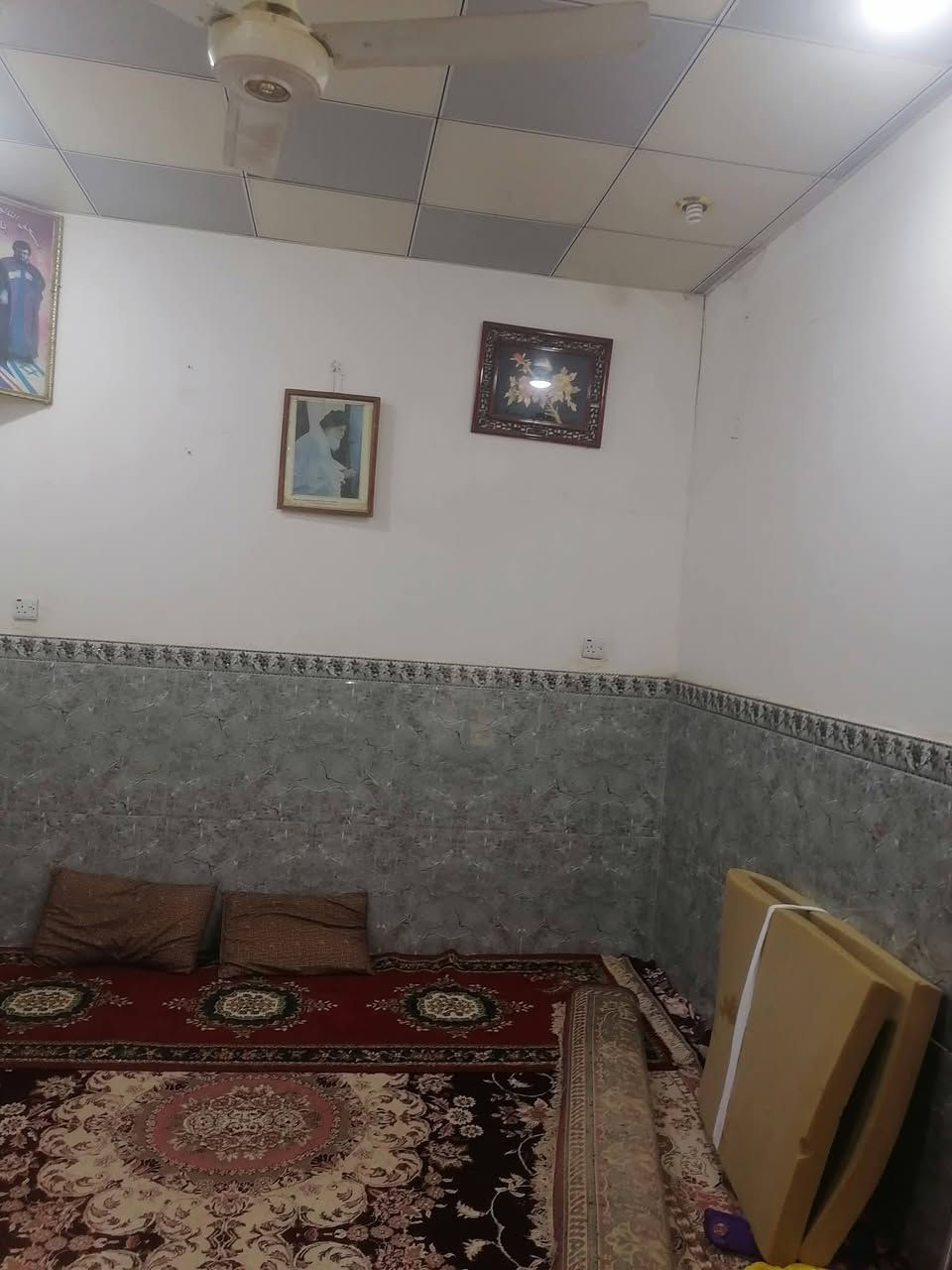 بيت ١٠٠ متر طابقين غرفتين قرب شارع علكم يبعد ١٠٠ متر غرفتين صاله مطبخ استقبال صحيات خارجيه داخلي بناء بلوك تشاريف طابوق تجعيب عكاده للبيع  البراكيه شارع علكم  اتصال *********** رقم صاحب الدار
