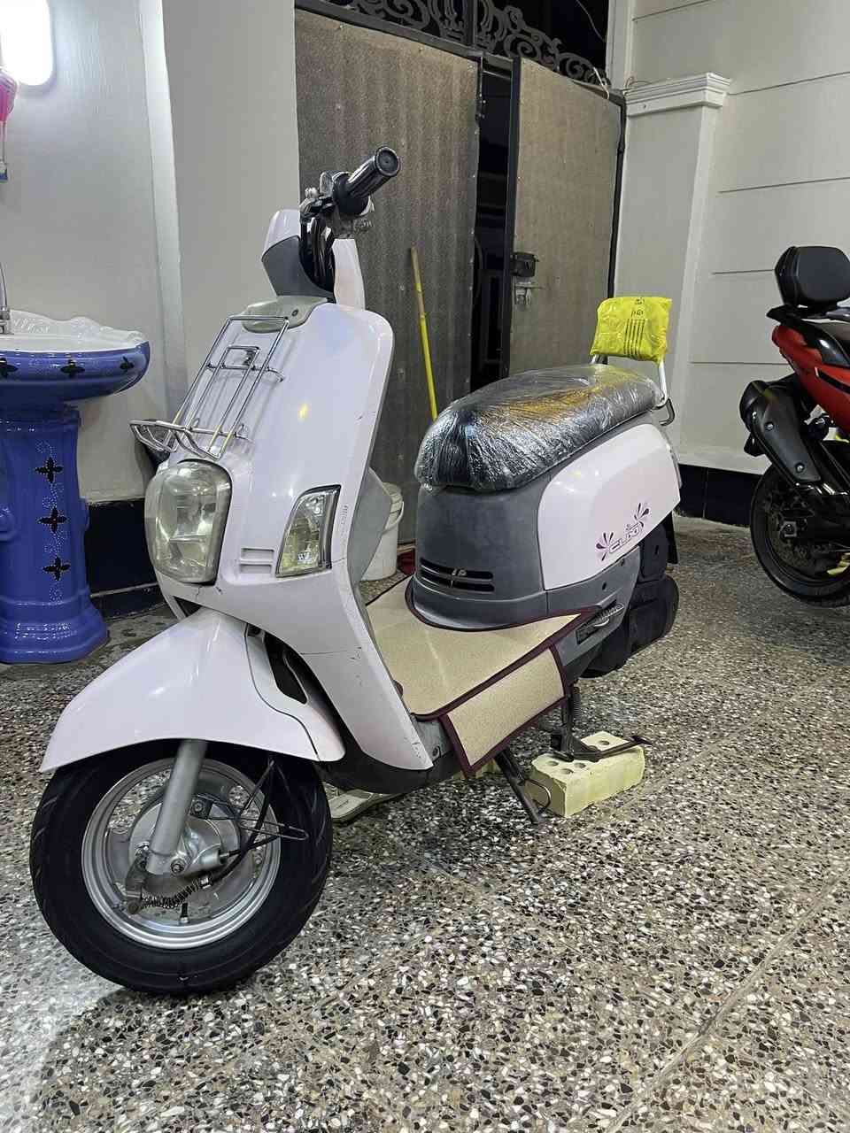 السلام عليكم دراجه بوليس الدراجه برغي مامفتوح بيه قبل 3اشهر رنزلته من الرمبه الون وردي فاتح مكاني بغداد الشعب 
السعر 800وبيه مجال 
*********** بي واتساب
