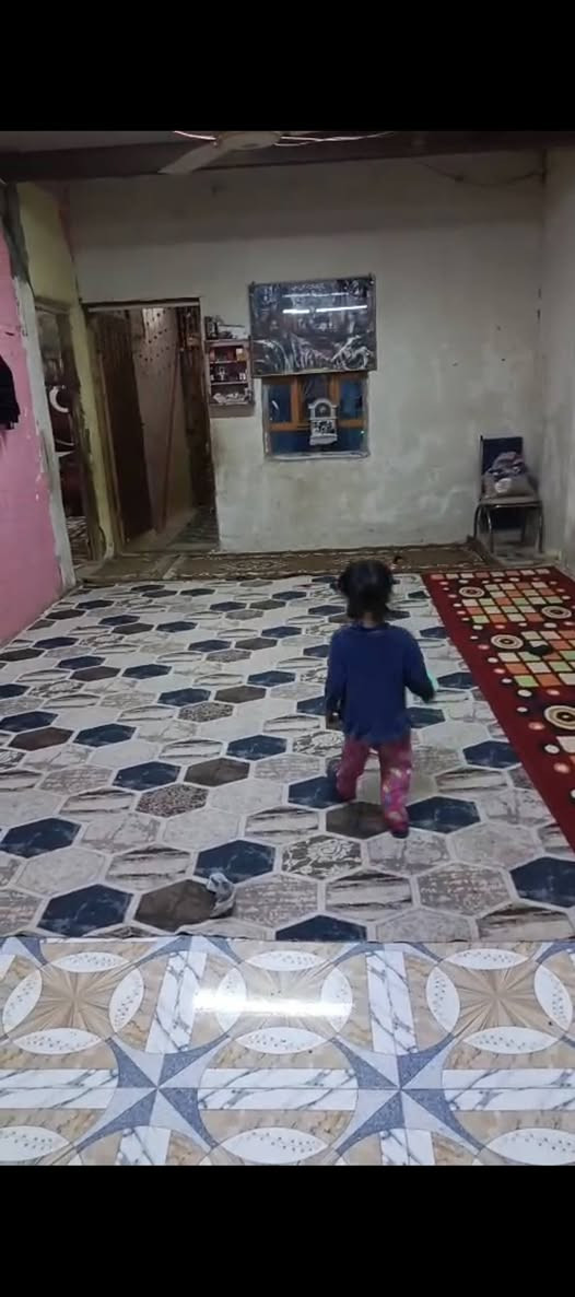 بيت للبيع يحتوي على ٢ غرف ودوانيه واستقبال ومطبخ بيت كامل من كل النواحي وكلة سيراميك وماي وكهربا جاهز وجوارين ناس فقرة ومرتبين مكانه حيانيه اول لاين سعرة ١٣ وبي مجال رقم التلفون ***********
