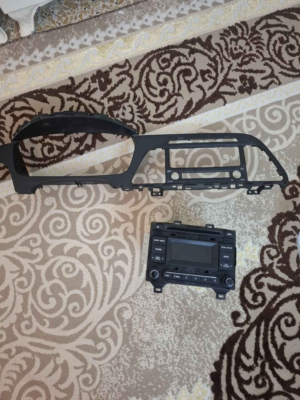 السلام عليكم مسجل سوناتا بلادي و اطار كامل بلادي اصلي مال وارد امريكي جدد فتحتهن وشديت شاشا السعر ١٥٠ الف  تواصل ***********
