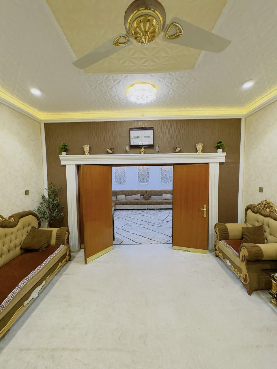 البيت يحتوي استقبال وهول جبير و مطبخ حار وبارد و 3 غرف نوم و 3 حمامات. وكراج خارجي للسيارة وحديقة. للستفسار الأتصال على الأرقام ***********. ابو سجى البياتي 
‭٠٧٨٥ ١٤٢ ٨١٩٩‬  ابو سجاد البياتي
