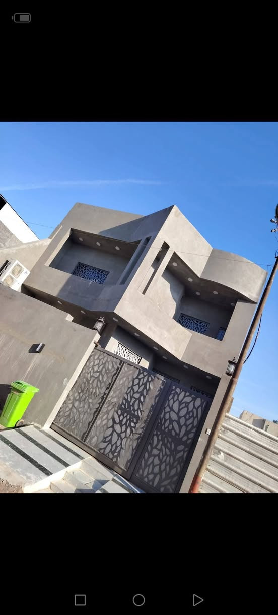 بيت قرب الجسر الإيطالي وقريب على السيدين التبليط طابقين كله طابوق عماره شغل درجه اولى بيت متعوب عليه كله الواح وكرانيت وبورسيلان الطابق الفوك ٣ غرف سويتات وهول كبير بلكونات والسطح شتايگر بناء البيت سنة ٢٥ سعر البيت ٢٧٥ رقم تلفون ***********
