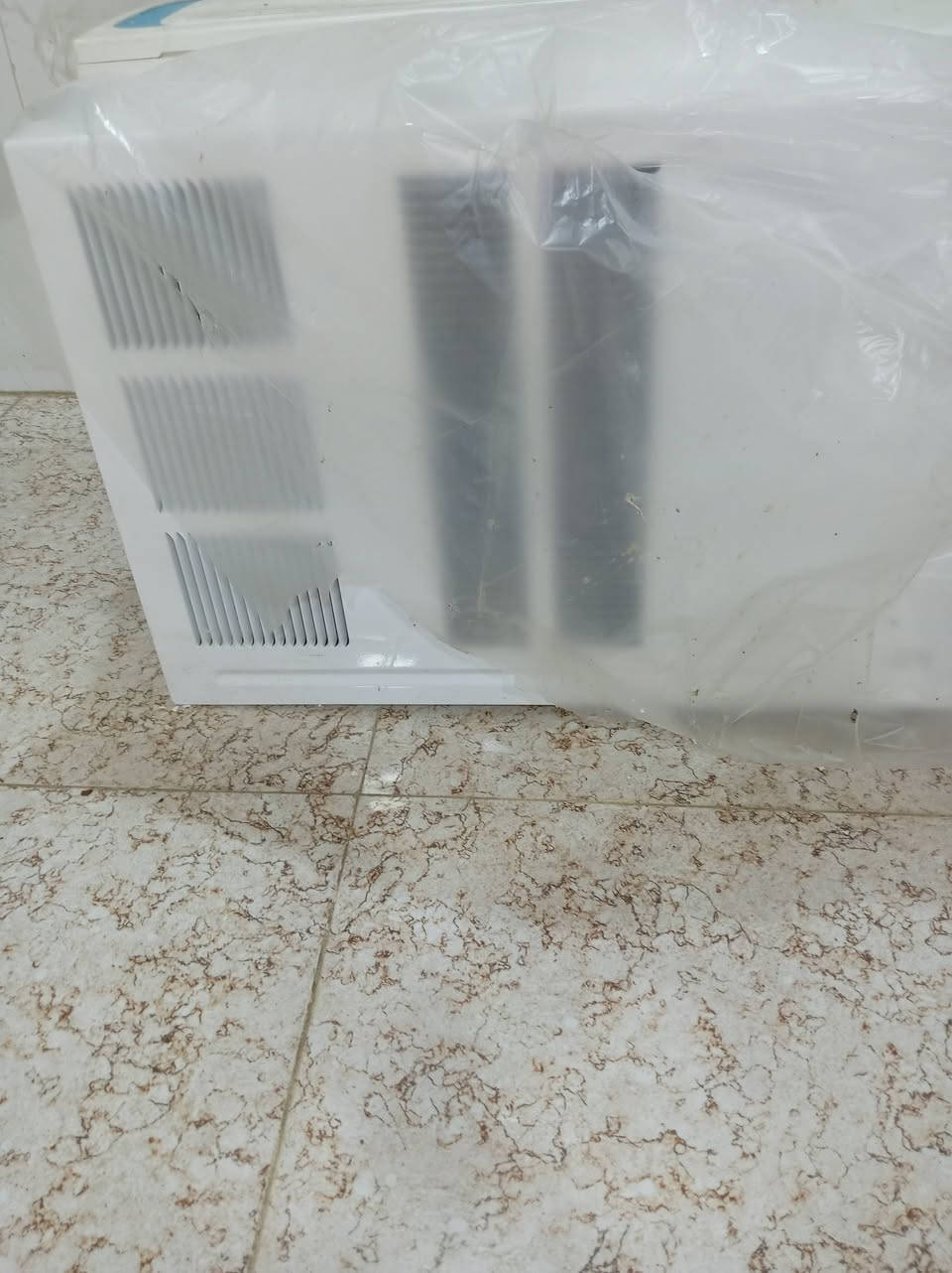 مكيف جديد غير مستخدم سعره ٦٥٠ وهذا رقمي ***********
