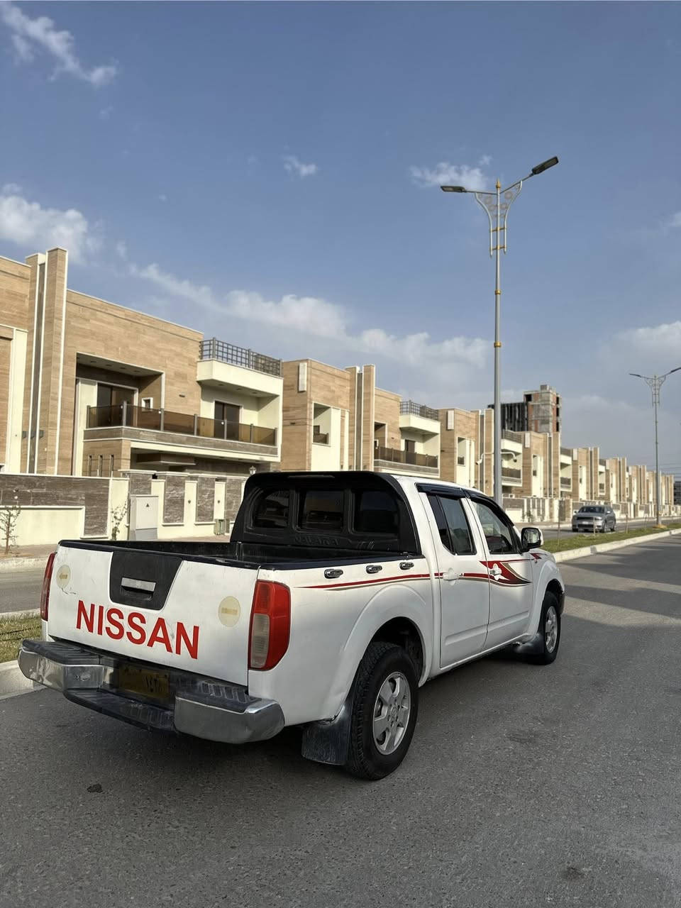 السلام عليكم 
نيفارا 2009  رقم بصرة. تحويل. 
مكينه وكير جاهزات  تبريد منظومة جديدة توني شادها. كهربائيات كلّها شغالة طخم تاير جديد حدادية حلوه. السيارة جاهز ما تصرف عليها شي.     البدي شوف العين. تجي تشوف بعينك  لا تسألني مكفول لو لا.   رسميات وتحويل و كص وشاصي  وعيب شرعي. كله مكفول. بس البدي ما اعرف شنو بيه ما فاحص.    السعر 66.  مكاني البصرة مجمع الأمل السكني  ***********. ما متواجد على النت فقط اتصال
