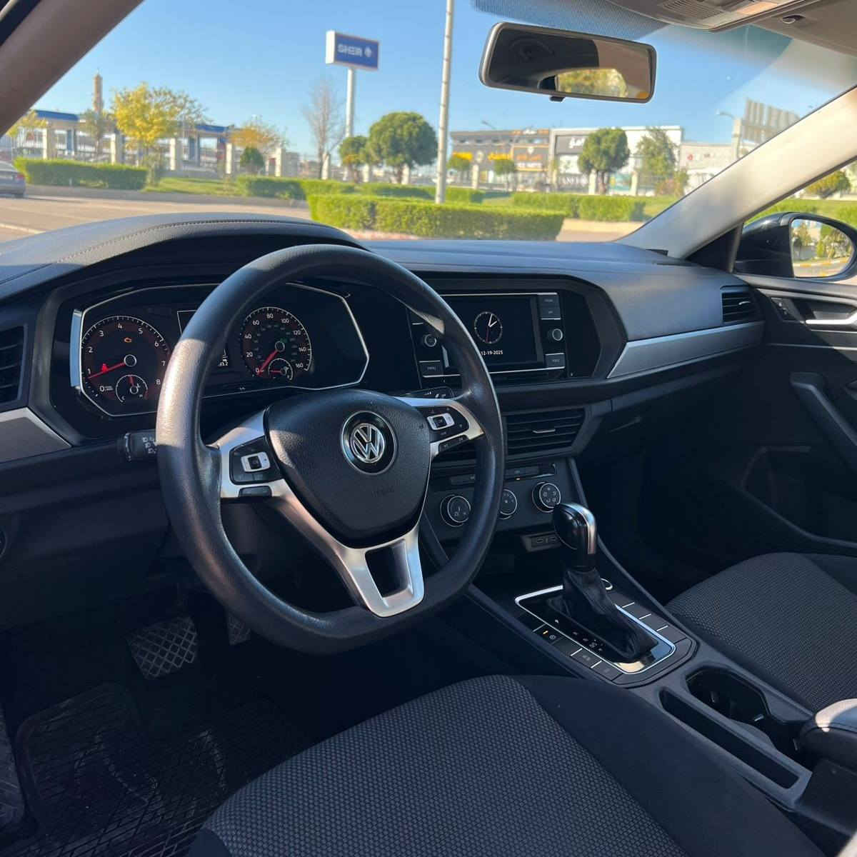 ڤۆڵگسواگن جێتا 2021 رەنگی ڕەشی قەتران 
شاشە و کامیرە 
رەقم و سەنەوی نوێیە 
هیچ مەسرەفێکی تێدانیە 
یەك پارچە و نیو کلێڕ
بێ ناوگرتن بێ ئێرباگ 

سـعـر : لە کۆمێنت داوابکە ڕاستەوخۆ بۆت دێت 📥 

گێر و مەکیەنەی بەشەرت 
هیچ کێشەیەکی تێدا نییە 

ژمارەی خاوەنەکەی 
***********
