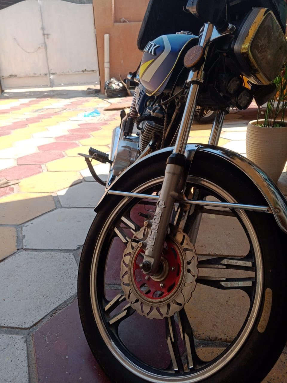 السلام عليكم دراجه ايراني موديل ٢٣ اوراق كامله وكلش نضيفه شرط الشلعه  المكان بغداد حي اور سبع قصور 
السعر ٥٥٠ وبيها مجال حك الجيه الرقم ***********
