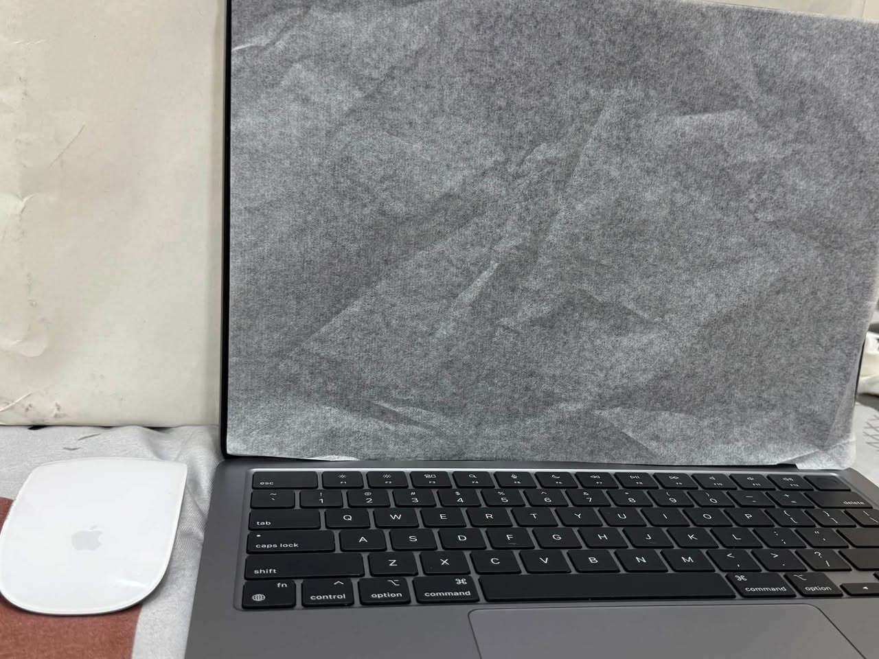 💻 للبيع: MacBook Air M2 (نسخة أمريكية) + Magic Mouse 2 الأصلي
الأجهزة بحالة الوكالة (شبه جديدة تماماً) وبكامل ملحقاتها الأصلية مع العلب. تم فتحها للاستخدام الخفيف جداً.
🛑 مواصفات الـ MacBook Air:
 المعالج: شريحة Apple M2 القوية (8-core CPU / 8-core GPU).
 الذاكرة (RAM): 8 جيجابايت Unified Memory.
 سعة التخزين: 256 جيجابايت SSD.
 الشاشة: 13.6 إنش Liquid Retina فائقة الوضوح.
 اللون: رمادي فلكي (Space Gray).
 حالة البطارية: السعة القصوى 100% (عمر البطارية ممتاز ولم تستهلك).
 ملاحظة هامة: الجهاز نسخة أمريكية أصلية (وارد أمريكا)، وليس نسخة الشرق الأوسط.
🖱️ الملحقات الإضافية والمرفقات:
1. Apple Magic Mouse 2: ماوس آبل السحري الأصلي (الجيل الثاني) بحالة ممتازة جداً.
2. علبة الرابط الأصلية للماك بوك مع كامل كتيباتها.
3. شاحن آبل الأصلي مع كابل القماش المتين (MagSafe 3) بحالة الوكالة.
 💰 السعر المطلوب: 1,000,000 دينار عراقي (مليون دينار) قفل، غير قابل للتفاوض نهائياً.
 📍 المكان: بغداد- الحرية البستان
للتواصل يرجى المراسلة على الخاص أو الاتصال على الرقم *********** .

ملاحظة اخيرة لايوجد توصيل 🌹 .
