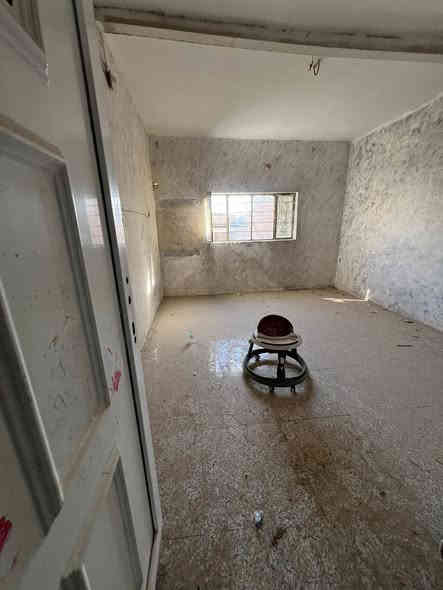 السلام عليكم بيت مساحه 85 متر الايجار غرفتين وصاله ومطابخ والكراج والسطح يجاره 350 ابو دشير شارع الضغط قرب حسينه الكلاظمين 
***********
