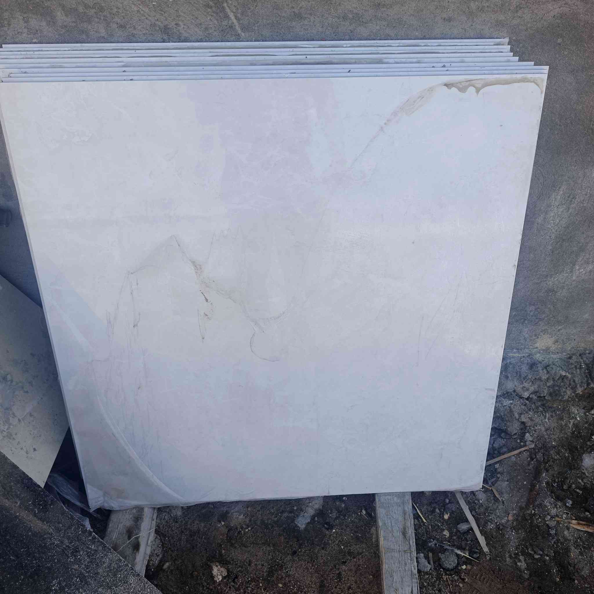 سلام عليكم عندي سيراميك بورسلين عددهن11وحده بعدهن جدد قياسهن80في80مكاني صكلاويه ***********
