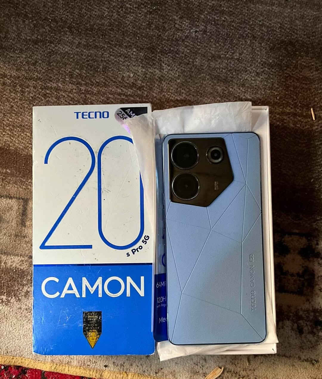 تكنو كامون 20 Pro 5G نضيف بالجيس كامل ملحقاته شاحن 45 واط شاشه 120 هرتز سوبر اموليد سعر 230 رقمي ***********
