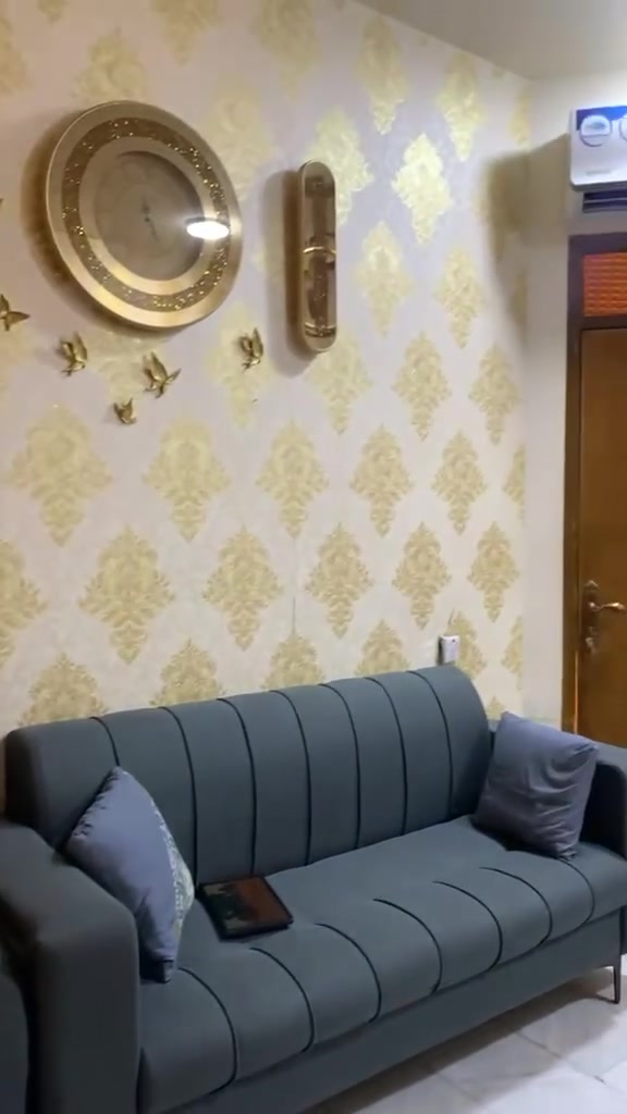 للبيع تخم عشر مقاعد سعره 450 وقنفه ثلاثيه سعره 125 العنوان بغداد حي الحسين *********** اي ضرر مابيهم امانه الله صار شهر من اخذتهم
