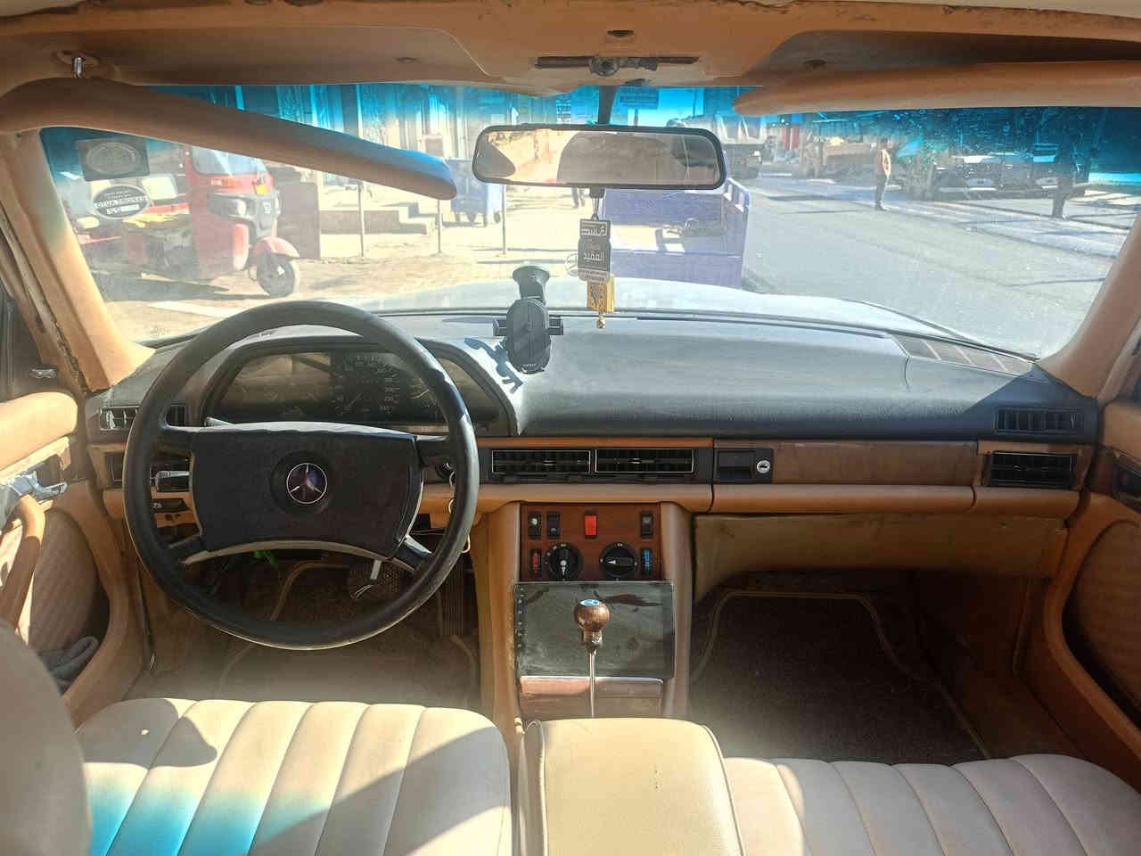 السلام عليكم 
مارسدس جامبو موديل 1984
السيارة جاهزة من كلشي 
تبريد ويه السويج 
تخم تاير جديد 
باتري جديد 
حداديه امامي خلفي جديدة 
كير ومكينه بطه ثنين ونص لا تبخير ولا تنقيص 
السياره باسمي  
السنويه 2030 
للستفسار رقم الهاتف 
***********
