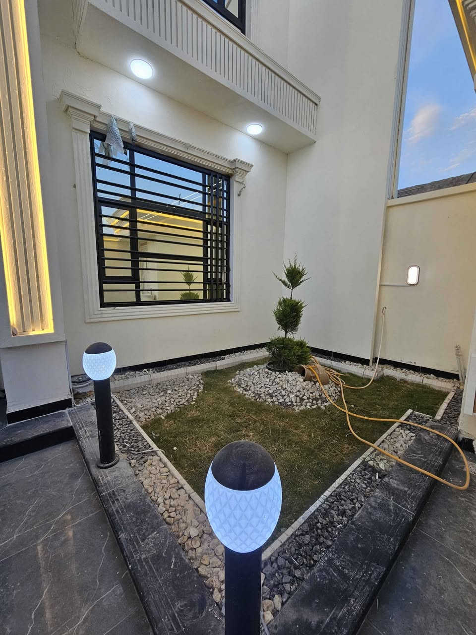 📢 إعلان دار حديث للبيع – فرصة مميزة في البصرة
🏡 دار حديث للبيع
📐 المساحة: 250 متر
📄 الطابو: صرف تحويل مباشر باسم المشتري
✨ المواصفات:
▪️ بناء حديث طابقين
▪️ 6 غرف نوم (3 سويت)
▪️ واجهة ملكي عمل درجة أولى
▪️ تصميم حديث وتشطيب فاخر
▪️ جميع الخدمات متوفرة (ماء، كهرباء، شوارع مبلطة)
📍 العنوان: البصرة / أبي الخصيب / شارع المحكمة
💰 السعر: 260 مليون وقابل للتفاوض
📞 للاستفسار والاتصال: *********** البصرة, العراق
