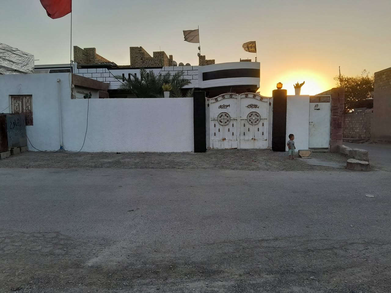 السلام عليكم ورحمة الله وبركاته 
بيت طابقين ركن طابو صرف للبيع تبلغ مساحته ٣٢٢ متر 
الواجهة ١٤ والنزال ٢٣ يحتوي على غرفتين نوم + صالة + هول + كلدور + استقبال ٦ متر / الطابق الأرضي 
الطابق الثاني يحتوي على ٤ غرف نوم + صالة هيكل واصل لحد الصب . البيت بناء طابوق 
العنوان السعادة شارع قاعة المناسبات خلف المدارس نهاية شارع البزل 
للإستفسار الاتصال على الرقم 
( *********** )  أو ( *********** )

