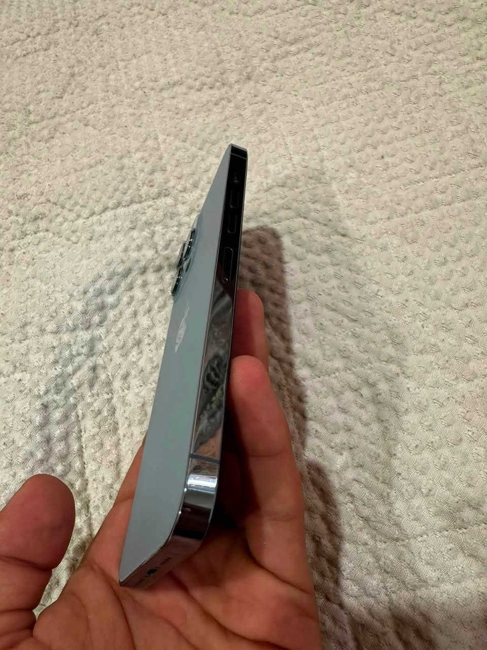 13 برو ماكس قطعه نضيفهه وتلمع مرايه 
ذاكرة 256  نسخة شرق اوسط
مبدل بطاريه اصليه وكامره اصليه وشاشه نوع ممتاز KBS
 باقي الجهاز بلادي نضيف صوت فيس ايدي سيم كارت كله شغال 
ويا لزكة شاشه +كفر ماك سيف شفاف كله كامل ويه الجهاز هدية  
السعر 630 الف 
بغداد البياع ***********
