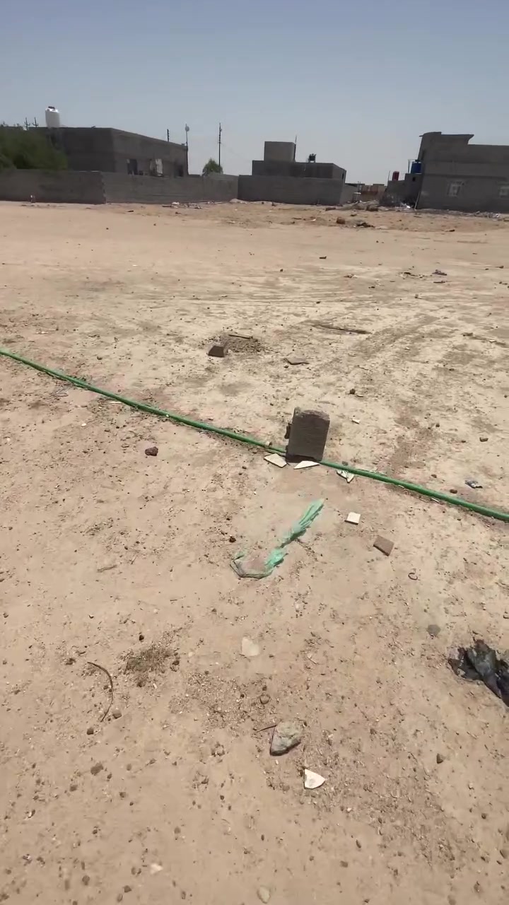 قطعه ارض زبير شارع المكصب يم برج الاتصالات ٢٥٠ متر ترض ٢٥ ونزال ١٠ شارع يريد يتبلط بحلك الشارع بوري ماي ٤٠ متر صاير كدامه وكهرباء بصفه السعر ولاستفسار ***********

