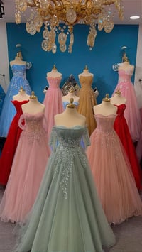 لبيع بسعر مناسب فساتين  بدلات حنه و زفاف  عدم لتفرق   لتواصل 078117677...