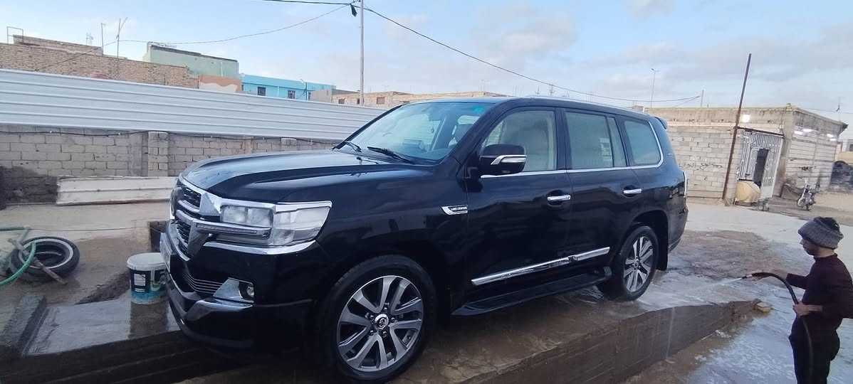 #جديده ونشطه جدا
لاندكروز 2015 رقم بغداد  فقط قطع التحديث شرط بدون حادث والباقي مكفوله محرك وكير شركه حدادية 100٪. ماينقصه برغي السعر 365 ورقه. 
ترهم مراوس  وحسب  القناعه.او مراوس بلون ابيض رقم الهاتف ***********
