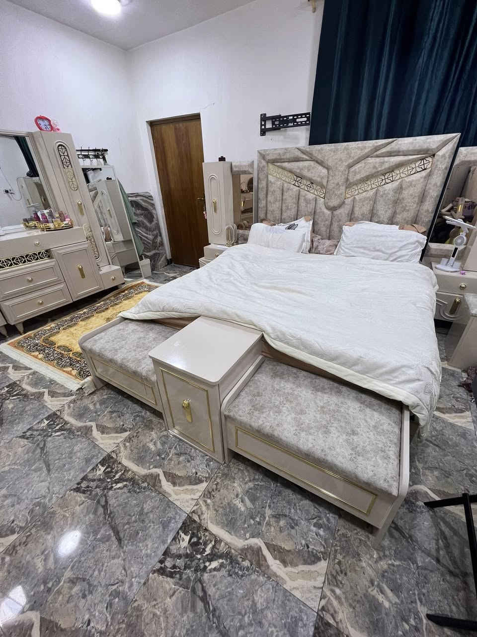 غرفة نوم تركي وزن الثقيل اصدار 2025 صارلها  5 اشهر من شادهة سبب البيع حولت بمكان غرفة اصغر نضافتهة 100 % سعرهة 1750 للستفسار ***********
