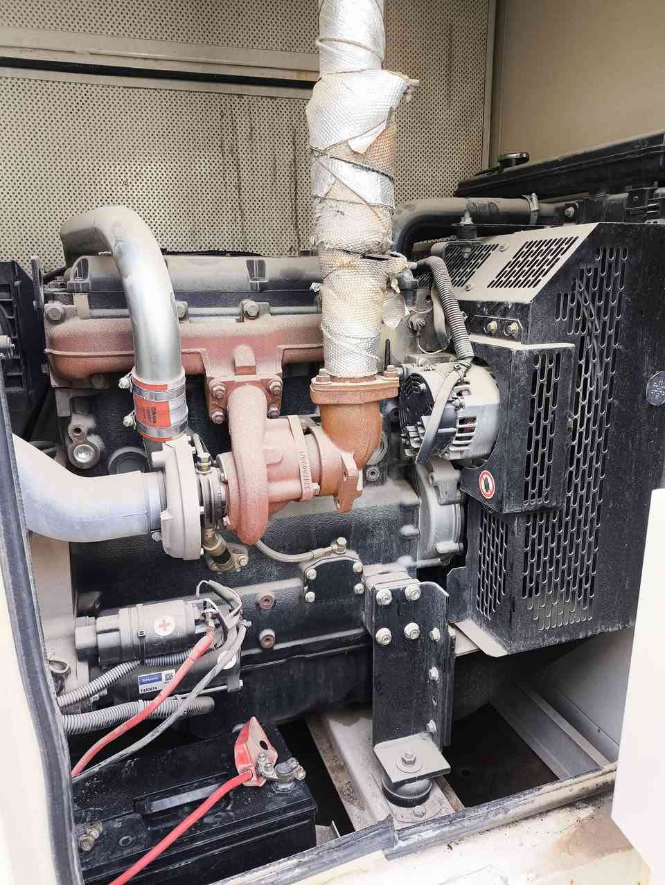 مولد بيركنز انكليزي 4 سلندر سوبر كاتم جبيلي اخوان توليد لوري سومر فرنسي 80KVA شاشة DSE بريطانية المولد بلادي ساعات العمل 2400 ساعة فقط وضع الشركــة شرط الشغل وشرط الفحـص العنوان اربيل للأستفسار *********** يوجد توصيل لكافة المحافظات وبضمان 🚚
