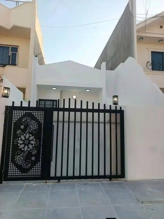دار للبيع ١٠٠م طابو منطقة ٥٥ قرب صيدلية القاضي بناء حديث صفر يتكون ستقبال غرفة نوم مطبخ وصحيات وكراج السعر ٦٨وبيه مجال للإستفسار الاتصال *********** مراجعة مكتب النيل2 سايدين كوباني
