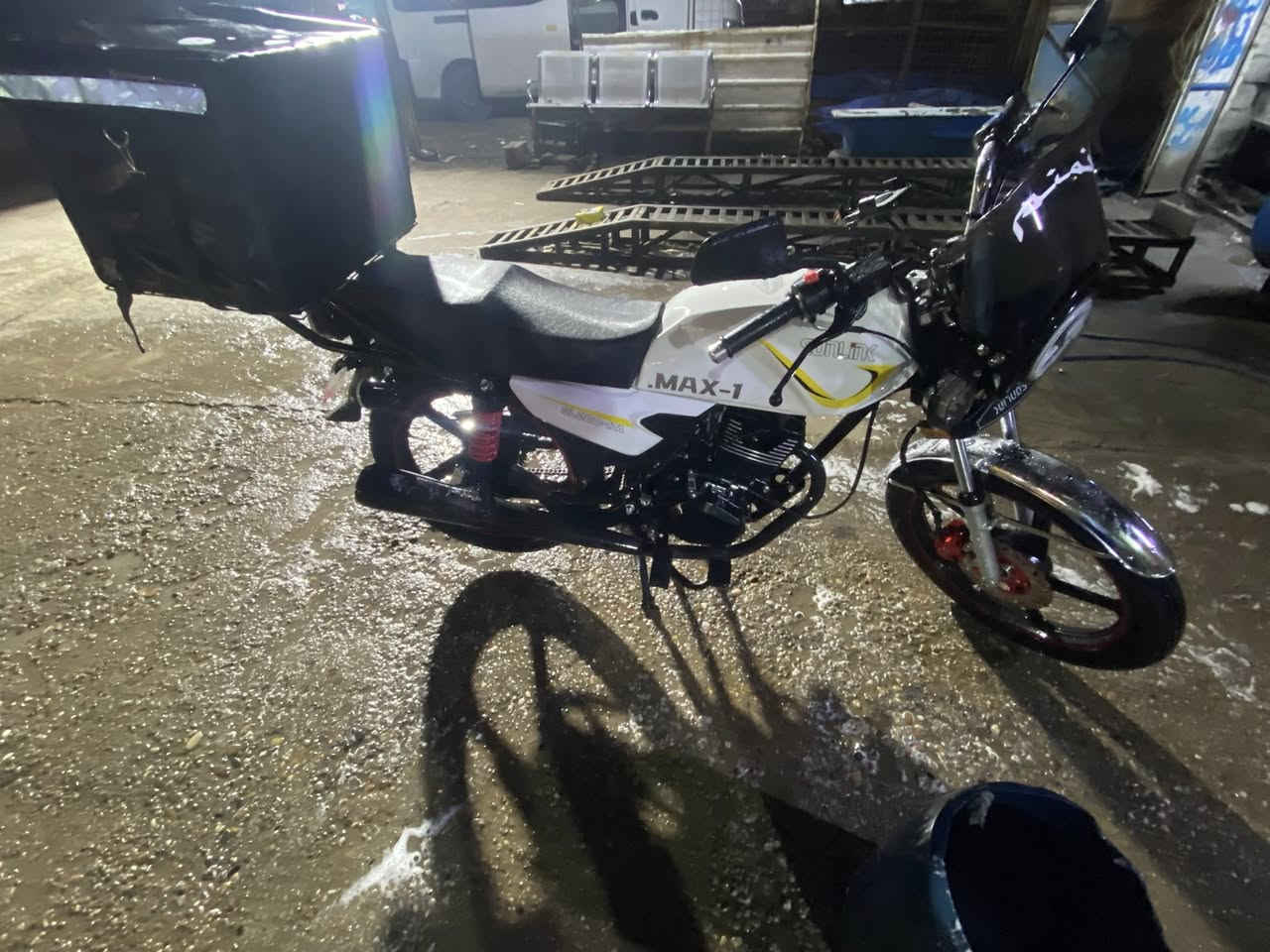 سلام عليكم دراجة يراني سونك ماكس موديل ٢٠٢٥كلش نضيفه دراجه مكينه سبانه محاط عليه الله شاهد دراجه من طلعته من المعرض نطوني بس منفيس ولمنفيس ضايع يطلعو ب٢٥الف اكفله الك من سوقه ومن عشاير ومن كلشي السعر٩٠٠وبيه مجال اليجي  ما رجعه هاذ الرقم ***********واتساب فقط مكاني بغداد شهداء البياع
