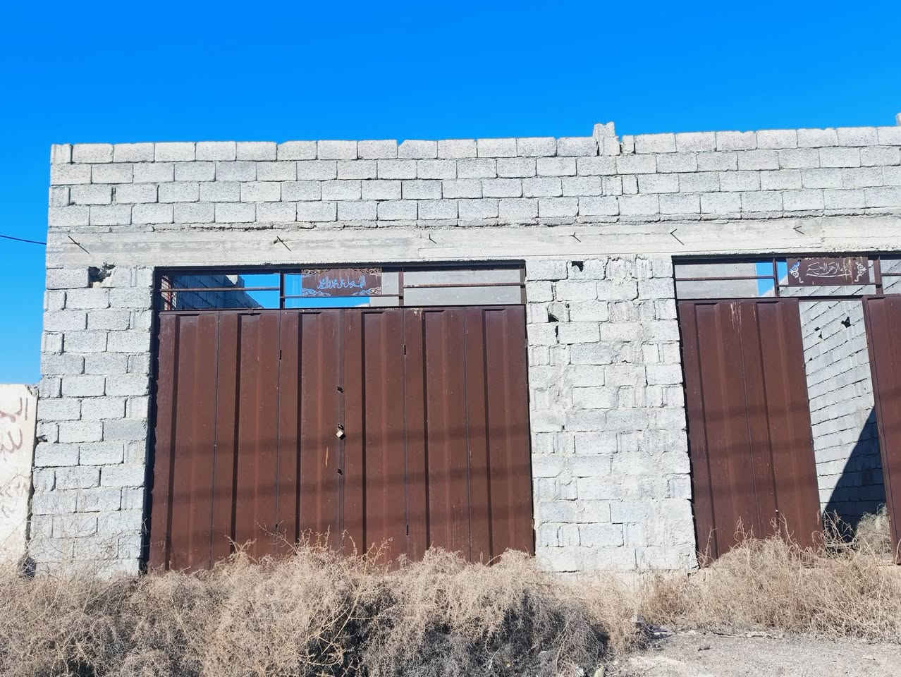 السلام عليكم. لبيع محلات العدد 5.
العرض 6. النزال 15.عنوان المحلات قرب دائرة الماء مال خان بني سعد. لمعرفه السعر الاتصال على الرقم التالي. 
***********
