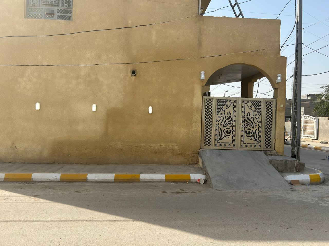 السلام عليكم دار للبيع طابو صرف ركن بشارع حكمت قريب على القسم البلدي مساحه البيت 142 طابقين
الطابق الأول بناء سنه 2021 استقبال ومطبخ وغرفه نوم وصاله وصحيات 
والطابق الثاني بناء سنه 2023 ثلاث غرف نوم وحده كاملة من كلشي والبقيه يحتاج لبخ وارضيه للاستفسار الاتصال على الرقم ‏‪***********
