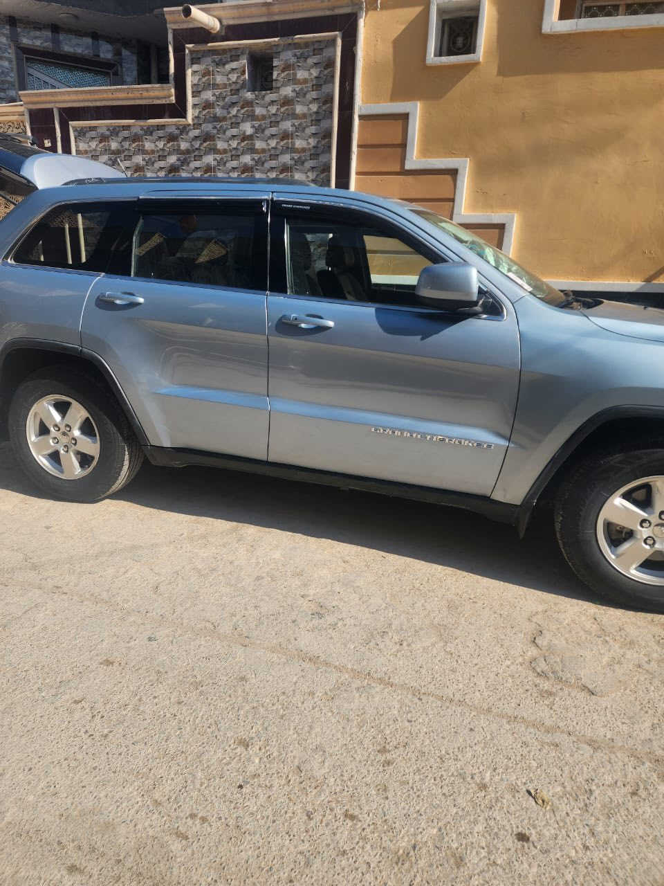 السلام عليكم 
جيب لاريدو  موديل 13 مسجله دولي 17  مرقم وكامل وشرط التحًويل  دواخل جلد  وكهرباء  مكينه 3600 المرغوبه  وشاشه  وكامره   تبديل بنيد  وجوملغ امامي ايمن  واكو طخه  البيبان اليمن من جوه فقط   جاهزه مكينه وكير  وتبريد وتخم تاير  
وتحويل  مكاني شطره  
السعر 165$
***********
***********
