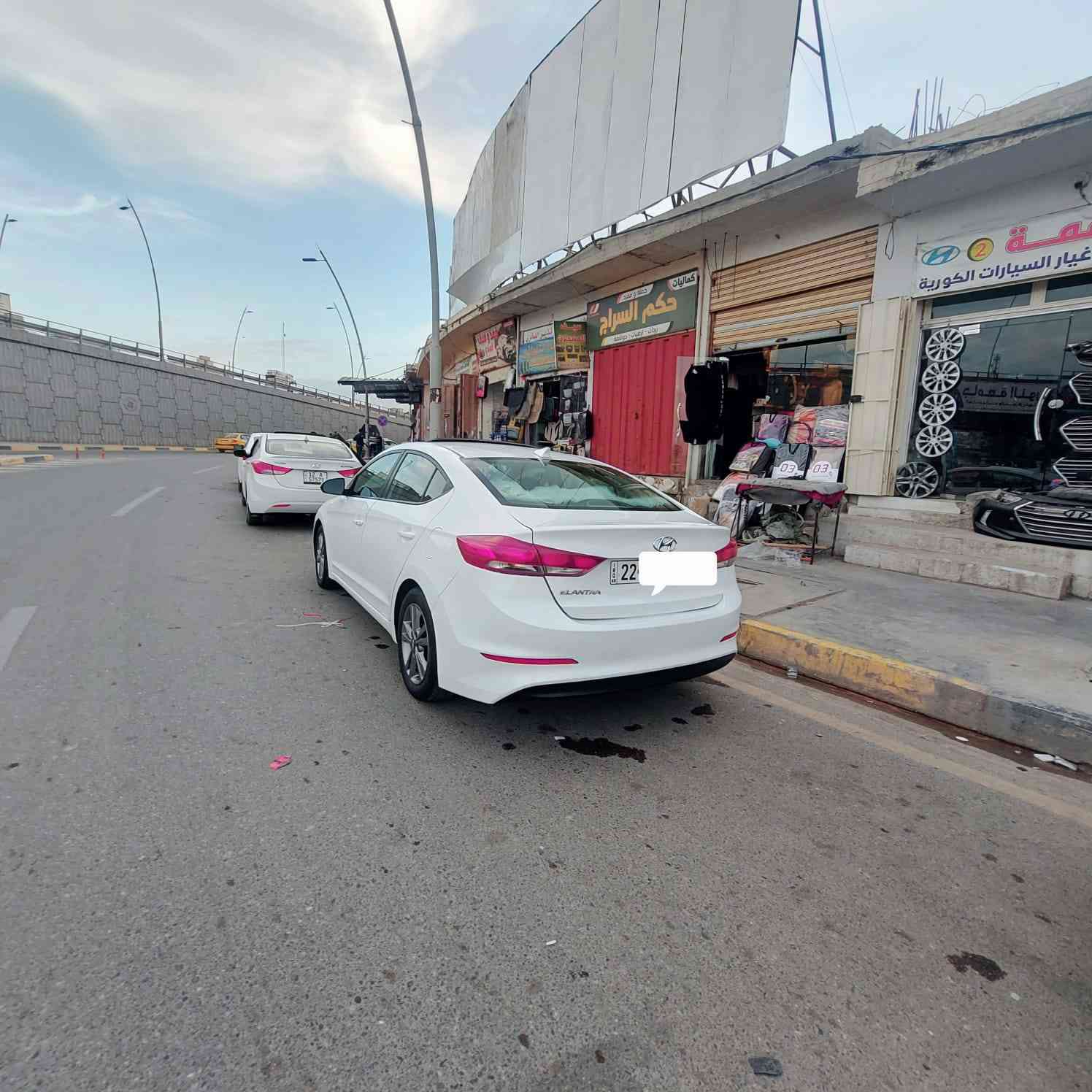 اربيل رقم جديد مسطرة، شرط تحويل هزة جديد ورقم جديد وبيها كابون، بيها گصة القمارة كلير قبل التنته، والبوند مرشوش مأشرات بالصور بالاحمر، وملاحظة بسيطة بارد بدون دواخل وبدون تبديل ومعجون، غرفتها جديدة، ماشية 100حقيقي.
السيارة مكفولة من الدواخل والمعجون، والكير والمحرك والطخم والكهربائيات كلها شرط، كشنات كهرب وتدفئة، ثلاث انظمة سياقة، سيارة ما ناقصها شيء واحلى من الصور بعد. 
شديتلها اكسسوارت سوادات وباتري جديد البارحة. 
🚗 ثلاث أنظمة قيادة (عادي / سبورت / إيكو)
⚙️ محرك 20دوش
📱 شاشة Apple CarPlay
🎮 تحكم ستيرن جهتين. 
⏱️ مثبت سرعة
🛑 مانع انزلاق
❄️ تبريد ثلج. 
📷 كاميرا خلفية دوارة، وشاشة أعطال. 
🛞 تايرات جديد
  شراي اتصل
*********** 
مكانها الموصل الأيسر.
السيارة بسعر 132$ وبها مجال. 
مكلف بالنشر، غير متواجد ع الفيس اتصل ع الرقم👆🏻.
