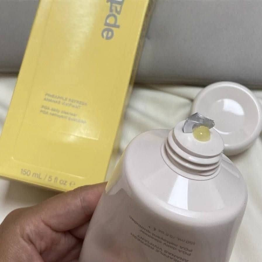 غسول الوجه اليومي Pineapple Refresh للعناية بالبشرة من شركة Rhode Skin التي أسستها هايلي بيبر. يتميز هذا الغسول بتركيبته المبتكرة التي تتحول من بلسم حريري إلى رغوة غنية، وهو مصمم لتنظيف البشرة بعمق وتجديدها. 

✅ الفوائد الرئيسية :-
حمض البوليجلوتاميك (PGA): مرطب فائق الفعالية يعمل على حبس الرطوبة داخل خلايا البشرة ومنحها مظهرًا ممتلئًا.
إنزيم الأناناس: مقشر طبيعي لطيف يساعد على إزالة الخلايا الميتة وتنعيم ملمس الجلد وتحسين نضارته.
مستخلص الشاي الأخضر: غني بمضادات الأكسدة التي تهدئ البشرة وتحميها من الإجهاد البيئي.
حمض الهيالورونيك المتطور: يوفر ترطيبًا ممتدًا يدوم حتى بعد غسل الوجه وشطفه. 

💢 نوع البشرة المستهدفة
المستحضر آمن ومناسب لجميع أنواع البشرة (العادية، الجافة، المختلطة، والدهنية)، بفضل تركيبته الخالية من العطور والكحول والمواد الكيميائية القاسية، مما يجعله مثاليًا للبشرة الحساسة أو المعرضة لحب الشباب.
#الاصلي أمريكي 🇺🇸💯
السعر ١٠ الاف 
🚘 يوجد خدمة توصيل لجميع محافظات العراق ٤ الاف 🚘


**إذا كنت صاحب هذا الإعلان وتريد حذفه لأي سبب، رجاءا أرسل رسالة إلى الدعم الفني**