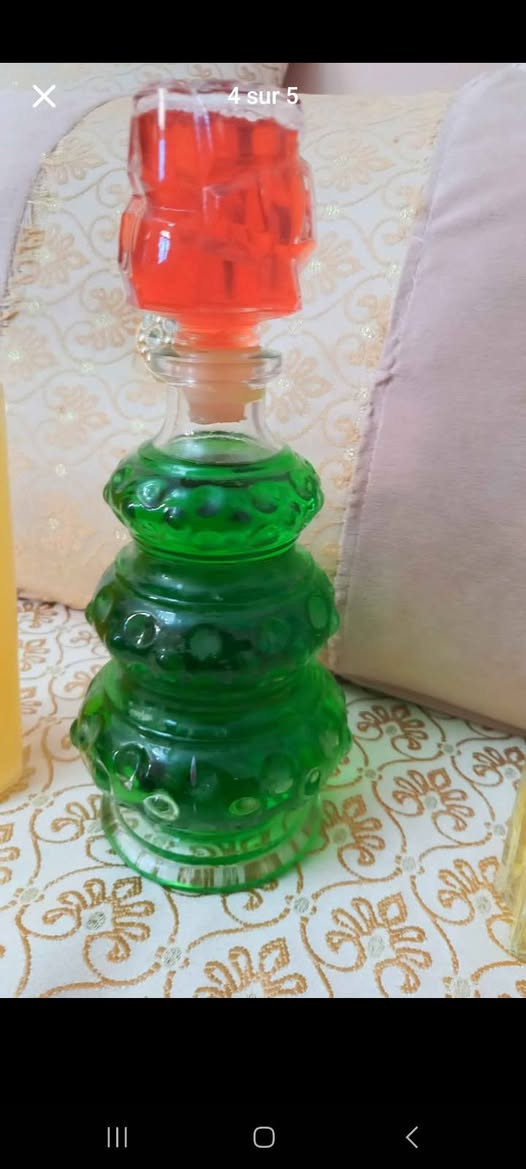 مجموعة عطور من الزمن الجميل أصلية 
1/  العطر 1( اليسار)Loubna  ماء الورد المغربي أو كولونيا اللافندر التقليدية التي تُستخدم للعناية بالبشرة أو كمعطر خفيف. 
2/زجاجة "الجني" (Genie Bottle)، وهي قطعة كلاسيكية كانت تُستخدم غالباً لتعبئة عطور مشهورة في الماضي مثل عطر "ريف دور" (Rêve d'Or) أو عطور مشابهة من "الزمن الجميل"
3/زجاجة عطر صفراء اللون  carafe loubna، وهي تشبه أنواع الكولونيا القديمة التي كانت شائعة في دول مثل الجزائر والكويت منذ الأربعينيات، وغالباً ما ترتبط بذكريات عطور الأمهات والجدات. 
4/زجاجة عطر Mont St Michel (مون سان ميشيل)، وهي علامة تجارية فرنسية شهيرة بإنتاج الكولونيا و"أو دي تواليت" بروائح كلاسيكية مثل اللافندر أو الروائح


**إذا كنت صاحب هذا الإعلان وتريد حذفه لأي سبب، رجاءا أرسل رسالة إلى الدعم الفني**