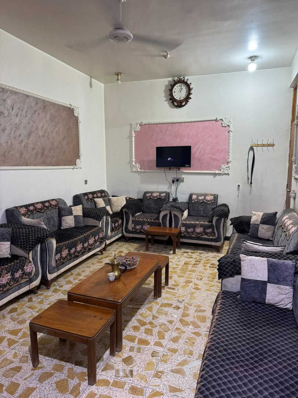 دار للبيع في منطقة الغدير محله 706 
مساحه 144
جبهه 8 
نزال 18
سنة البناء 2019 
استقبال 
غرف نوم عدد ٢
مطبخ عدد ٢
بالكون 
منور سطح عدد٢ 
حمامات عدد ٣كراج واسع
للاستفسار *********** مكتب الرواد للعقار
