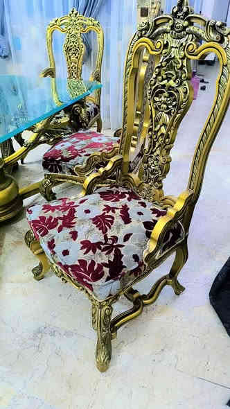 السلام عليكم ميز طعام زان نقوش مصريه ثقيل مع 6 كراسي 500 وبي مجال بسيط للعلم اخذته ب10 ورقات مكاني بغداد 
‭0772 955 9513
