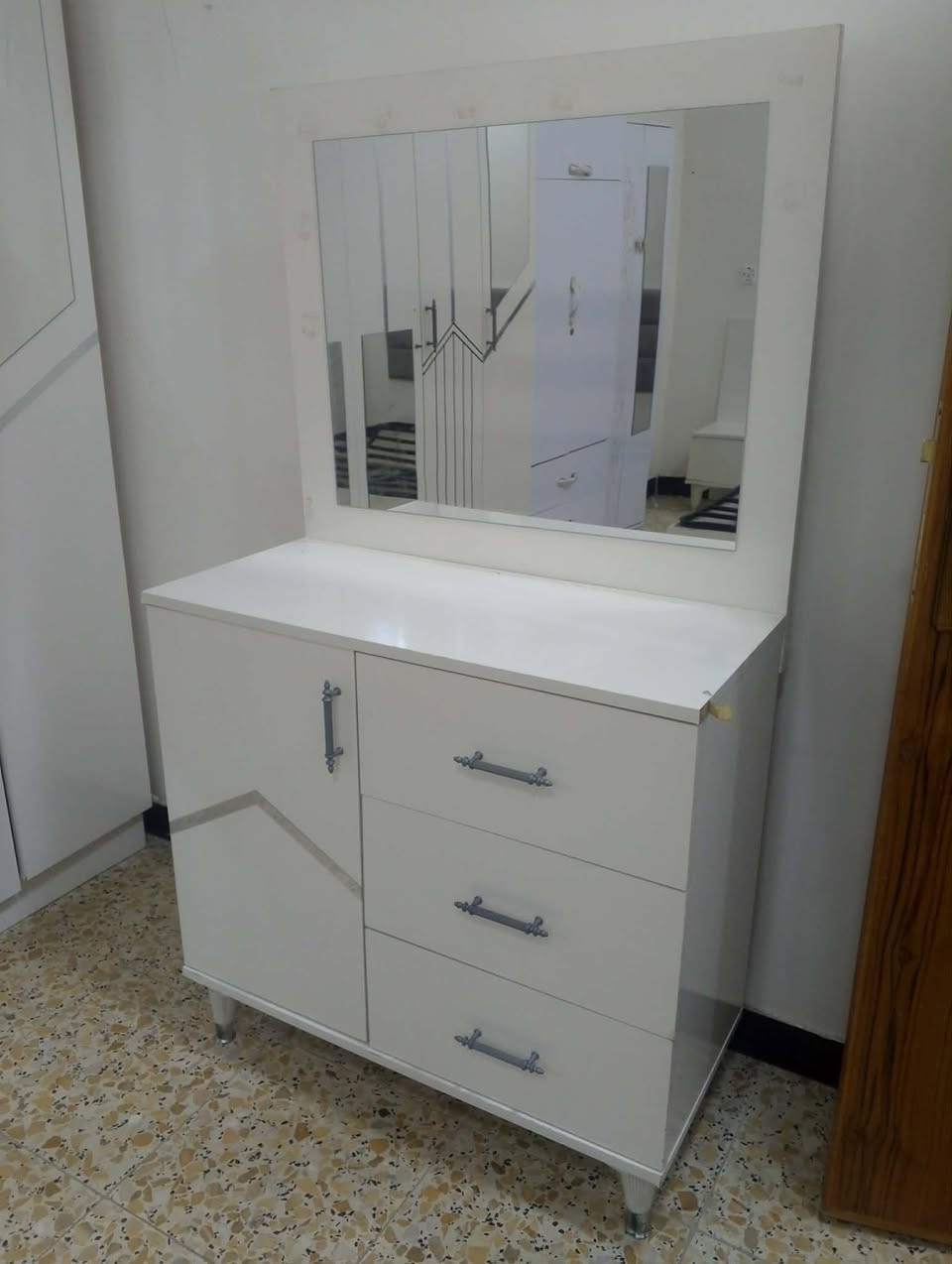 سلام عليكم  غرفه اخشاب  5 قطع 300 بيه مجال  ميز بلازمه 70 بي مجال  كنتور  صغير 90 الف بي مجال  مكاني الدوره ***********
