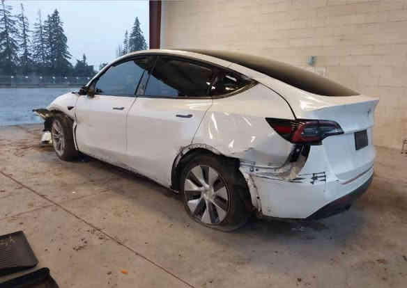 السلام عليكم 
تسلا واي  2023 بدل ماطور 
ايرباك برده فقط ماشية ٣٠ 
لا مكلوبه ولا جافية حادثها وضاح لغد شاصي بلادي كله سليم 
على وضعها السعر ١٤٧  مكانها بغداد 
***********
