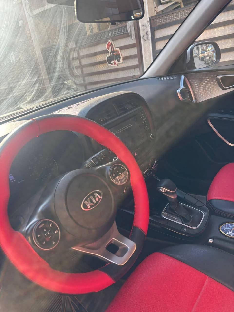 السلام عليكم كيا صول موديل ٢٠٢٠حادثها فقط بارد بالجاملغ وشويه بالبنيد ماشيه ٥١السياره رقمها سليمانيه بسم ولد صاحبي بشارع فلسطين للتواصل ***********السعر ١٤٠وبيها مجال
