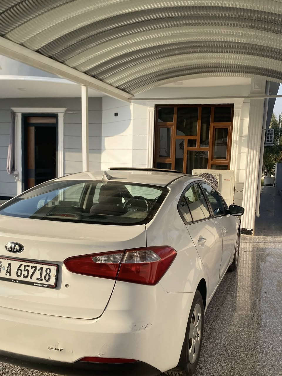 السلام عليكم 

سيراتو 2014 خليجي على وضع الشركة 
فول مواصفات عدا البصمة 
فتحة سقف 
مكينه 2000 دوش المرغوب 
السياره رقم ديالى بأسمي تحويل ثاني يوم 
سونار السياره جديد مرفق مع الصور 
السعر 123 

للاستفسار:***********
