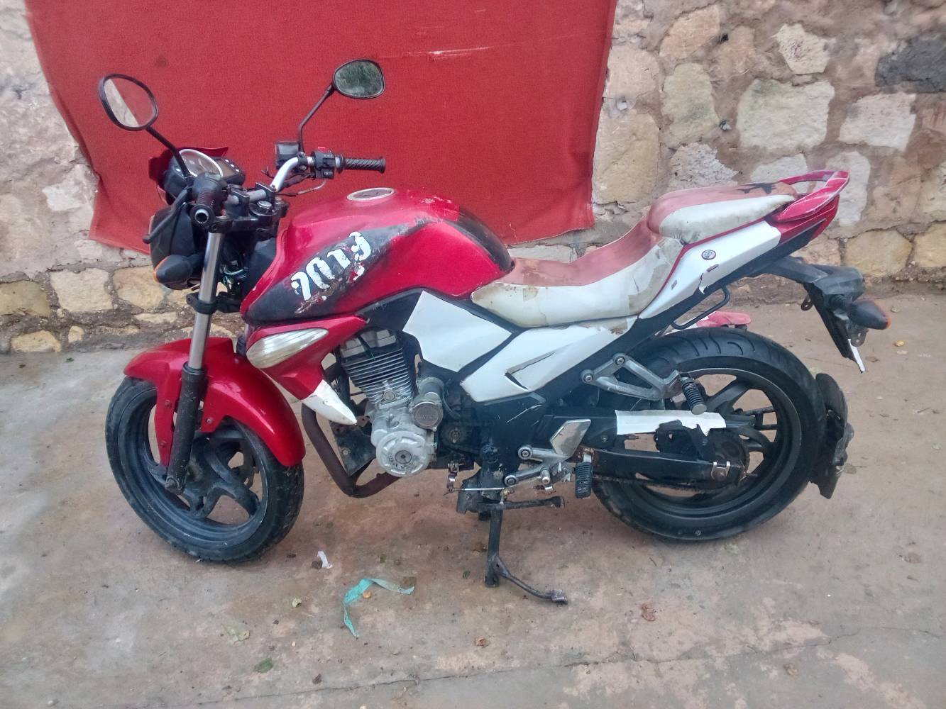 هذه دراجة نارية رياضية بلون أحمر وأبيض موديل 2013. بحالة جيدة وتحتاج إلى بعض التعديلات البسيطة لتحسين مظهرها. قوية وسهلة القيادة مثالية للتنقل اليومي داخل المدينة.