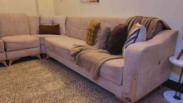 ديوان تركي ماركه سرير ومخزن نظيف جداا اخو الجديد السعر ...550 وبي مجال....
وكونسول حجم كبير اريد ... 100 .. مكاني بغداد .. ***********...
