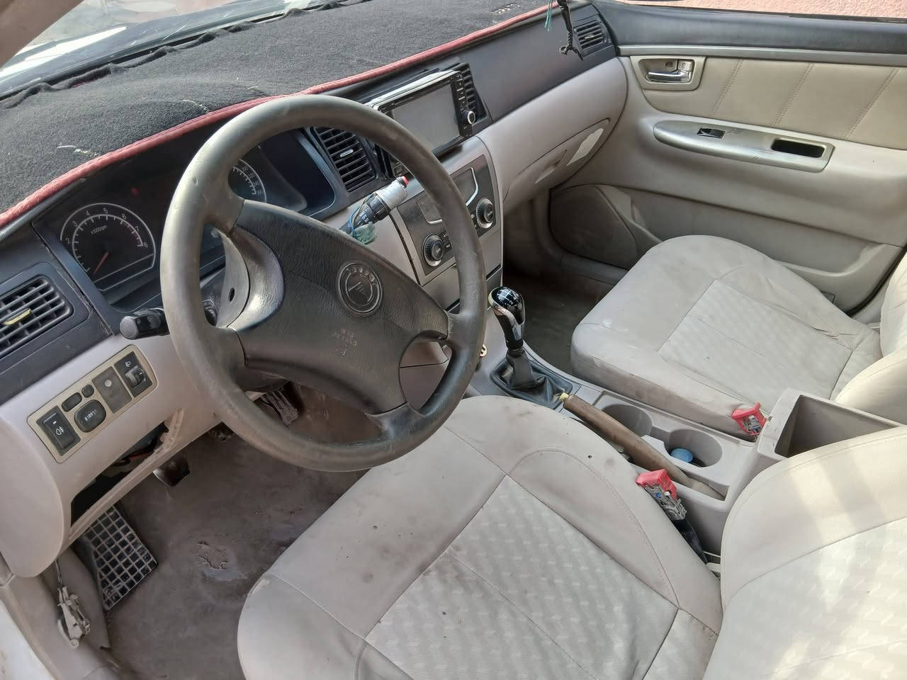 السلام عليكم ورحمة الله وبركاته 
جيلي موبل موديل 2012 رقم كربلاء 
مكان السياره بابل سنويه ساقطه راعيها موجود يريد تحويل 
كير مكينه كهربائيات كلها شغاله تبريد نقص غاز السعر 42 وبيه مجال الخاص مفتوح 
او الاتصال ع الرقم ***********
